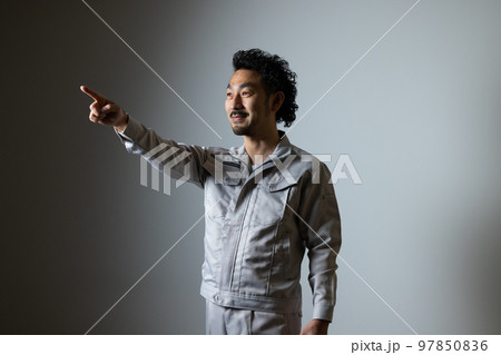 作業着の髭の男性　 97850836
