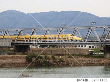東海道新幹線で桂川橋梁を通過する上りのドクターイエロー 97851166