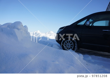 雪道を走行するミニバン 97851208