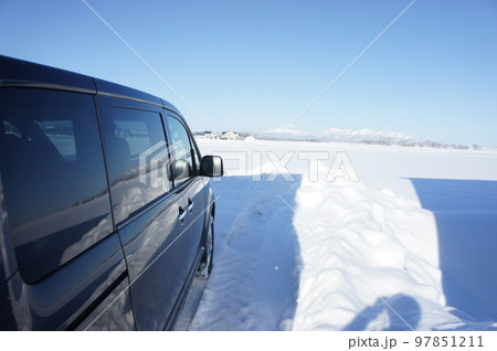 雪道を走行するミニバン 97851211