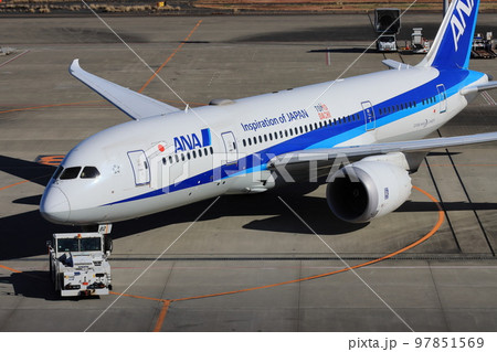 トーイングトラクターに牽引される旅客機 97851569