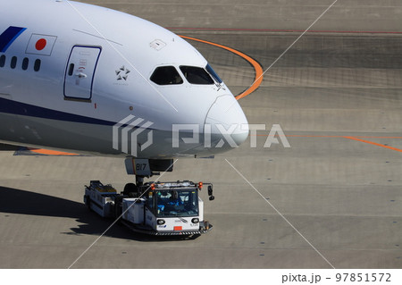 トーイングトラクターに牽引される旅客機 トーイングトラクターに牽引される旅客機 97851572