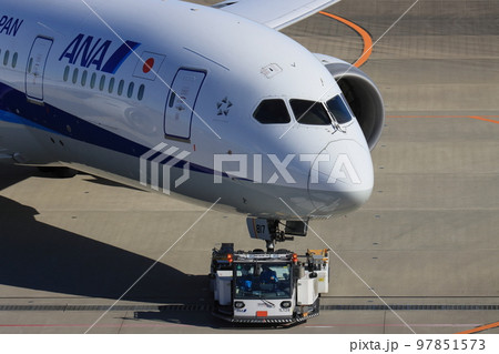 トーイングトラクターに牽引される旅客機 97851573