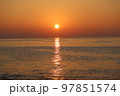 太陽から延びる光 97851574