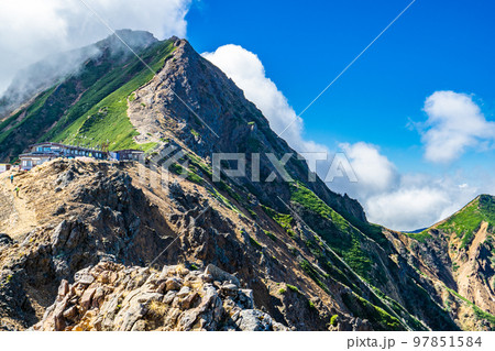 長野県の八ヶ岳登山:地蔵の頭から見上げる赤岳展望荘と赤岳 長野県の八ヶ岳登山:地蔵の頭から見上げる赤岳展望荘と赤岳 97851584