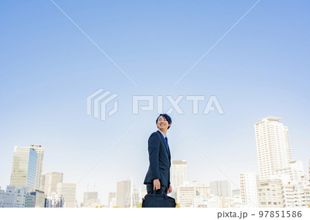 ビジネス　男性　青空 97851586