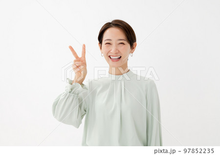 ビジネス　ピース　女性 97852235