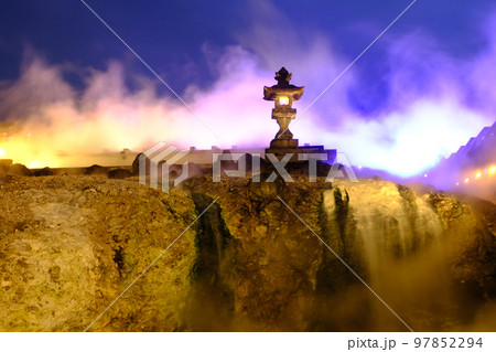 群馬県草津温泉湯畑の灯籠 群馬県草津温泉湯畑の灯籠 97852294