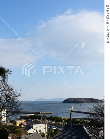 冬の海と青空 97852430