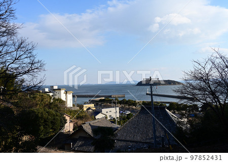 冬の海と青空 97852431