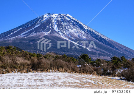 富士ヶ嶺の田園地帯と富士山の絶景・冬景色 97852508