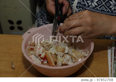 冬の間の土つくり、カニガラ 97852708