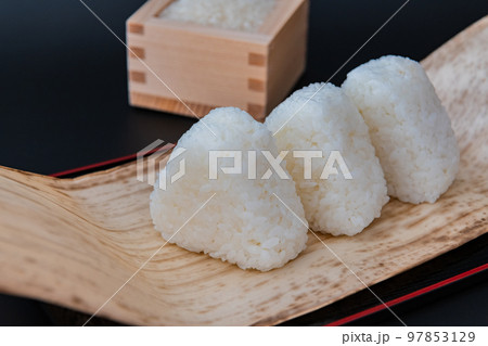 白米 おにぎり 黒背景和食イメージ素材 97853129
