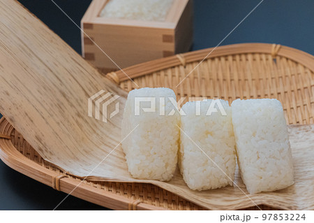 白米 おにぎり 黒バック クローズアップ イメージ素材 97853224