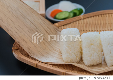 白米 おにぎり 黒バック クローズアップ イメージ素材 97853241