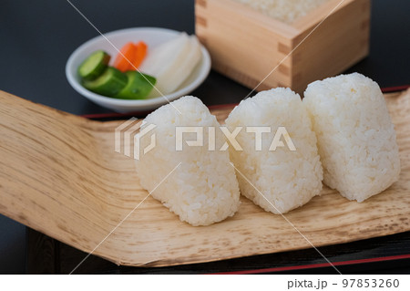 白米 おにぎり 黒バック クローズアップ イメージ素材 97853260