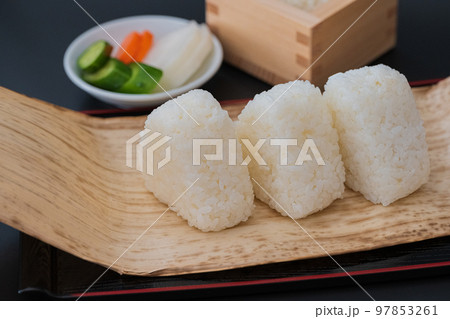 白米 おにぎり 黒バック クローズアップ イメージ素材 97853261