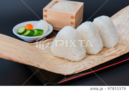 白米 おにぎり 黒バック クローズアップ イメージ素材 97853379