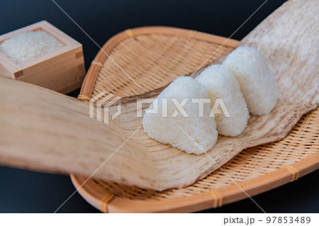 コメ おにぎり 黒背景 クローズアップ 和食イメージ素材 コメ おにぎり 黒背景 クローズアップ 和食イメージ素材 97853489