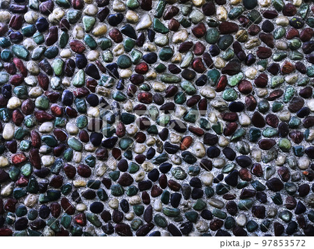 青緑色や茶色や黒色や白色の小石が埋め込まれた壁の横長の背景画像 97853572