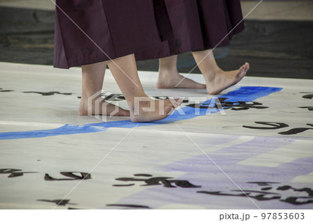 リズムに乗る女子高生 97853603