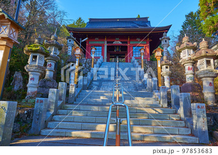 秋の青梅市御岳山 武蔵御嶽神社の石段から随身門を見上げる 97853683
