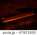 静かな夜の公園 97853895