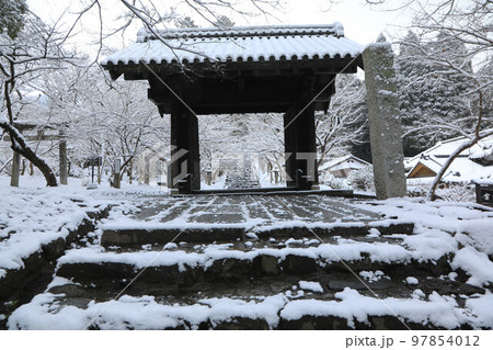 雪の秋月 97854012