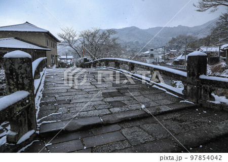 雪の秋月 97854042