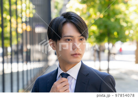 スーツを着たかっこいい男性のファッションスナップ　サラリーマン　新卒　転職　ビジネス　ポートレート 97854078