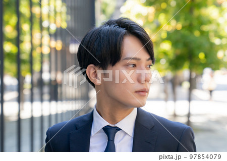 スーツを着たかっこいい男性のファッションスナップ　サラリーマン　新卒　転職　ビジネス　ポートレート 97854079