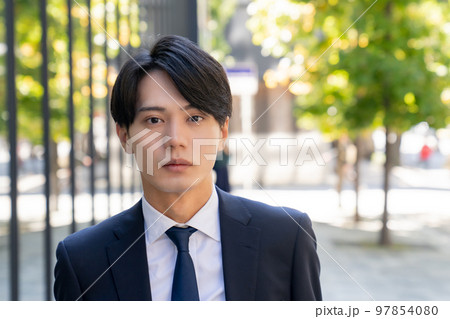 スーツを着たかっこいい男性のファッションスナップ　サラリーマン　新卒　転職　ビジネス　ポートレート 97854080