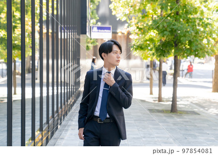 スーツを着たかっこいい男性のファッションスナップ サラリーマン 新卒 転職 ビジネス ポートレート スーツを着たかっこいい男性のファッションスナップ サラリーマン 新卒 転職 ビジネス ポートレート 97854081