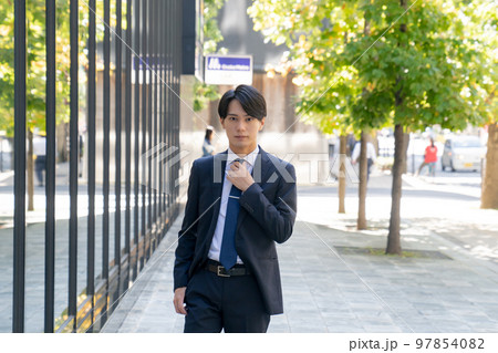 スーツを着たかっこいい男性のファッションスナップ サラリーマン 新卒 転職 ビジネス ポートレート スーツを着たかっこいい男性のファッションスナップ サラリーマン 新卒 転職 ビジネス ポートレート 97854082