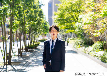 スーツを着たかっこいい男性のファッションスナップ　サラリーマン　新卒　転職　ビジネス　ポートレート 97854087