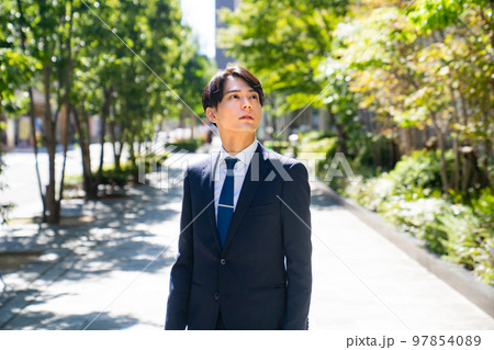 スーツを着たかっこいい男性のファッションスナップ　サラリーマン　新卒　転職　ビジネス　ポートレート 97854089