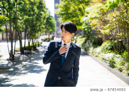 スーツを着たかっこいい男性のファッションスナップ サラリーマン 新卒 転職 ビジネス ポートレート スーツを着たかっこいい男性のファッションスナップ サラリーマン 新卒 転職 ビジネス ポートレート 97854092