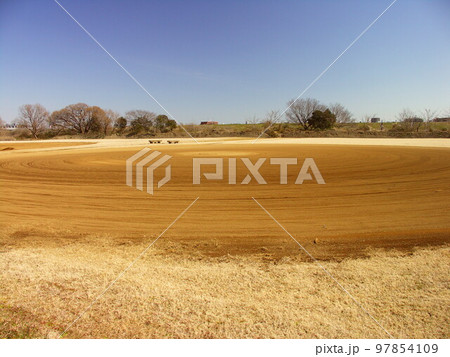 早春の整地された江戸川河川敷の野球場風景 早春の整地された江戸川河川敷の野球場風景 97854109