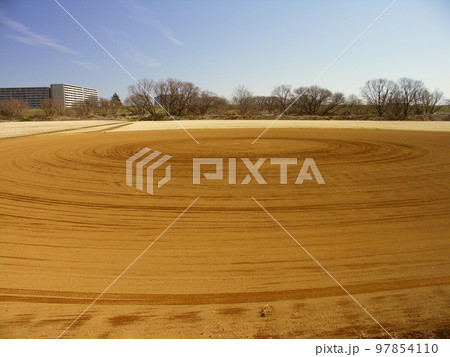 早春の整地された江戸川河川敷の野球場風景 早春の整地された江戸川河川敷の野球場風景 97854110
