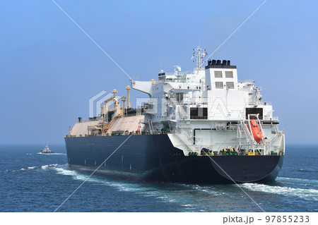 洋上を航行するLNGタンカー 97855233