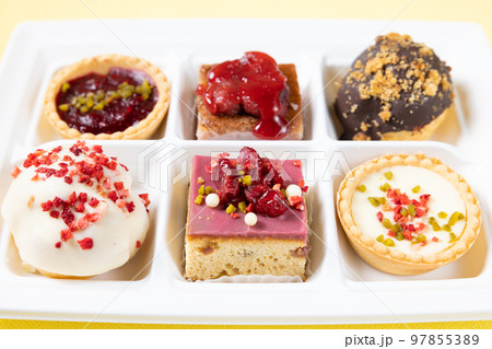 美味しいプチケーキ、シュークリームのセット 美味しいプチケーキ、シュークリームのセット 97855389