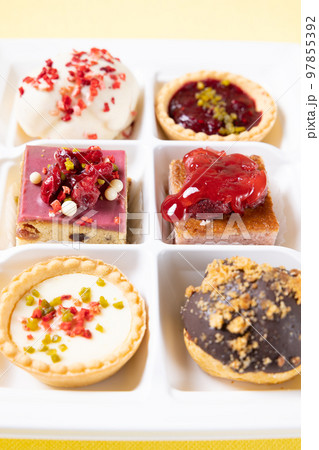 美味しいプチケーキ、シュークリームのセット 97855392