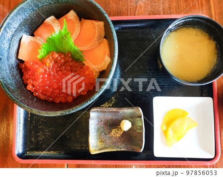 サーモンいくら丼 97856053