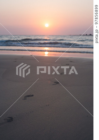 福岡県糸島 サーファーも多い幣の浜の芥屋サーフポイントから玄界灘の海に沈む夕日と夕焼け 97856899