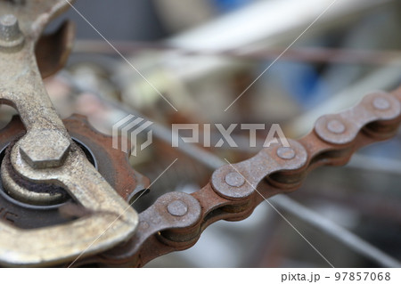 撤去される自転車の錆びたチェーン 97857068