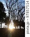 日没前の陽に照らされる冬の公園 97857514