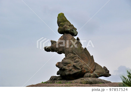 仙厳園 獅子乗大石灯籠の写真素材 [97857524] - PIXTA