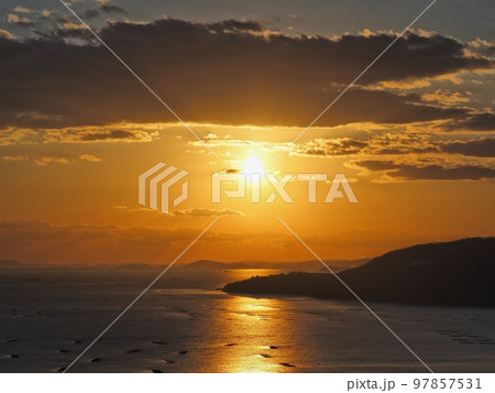 万葉の岬から見る播磨灘の夕景 97857531