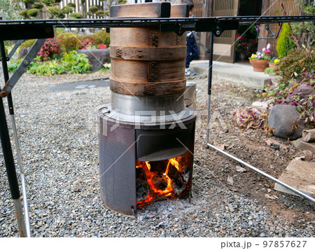 日本の伝統　餅つきの焚き火台 97857627