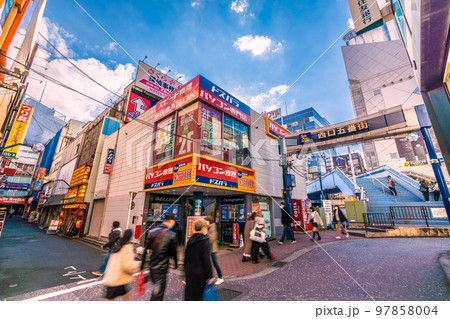 日本の横浜都市景観　新春。横浜駅前の西口五番街などを望む＝1月2日 97858004